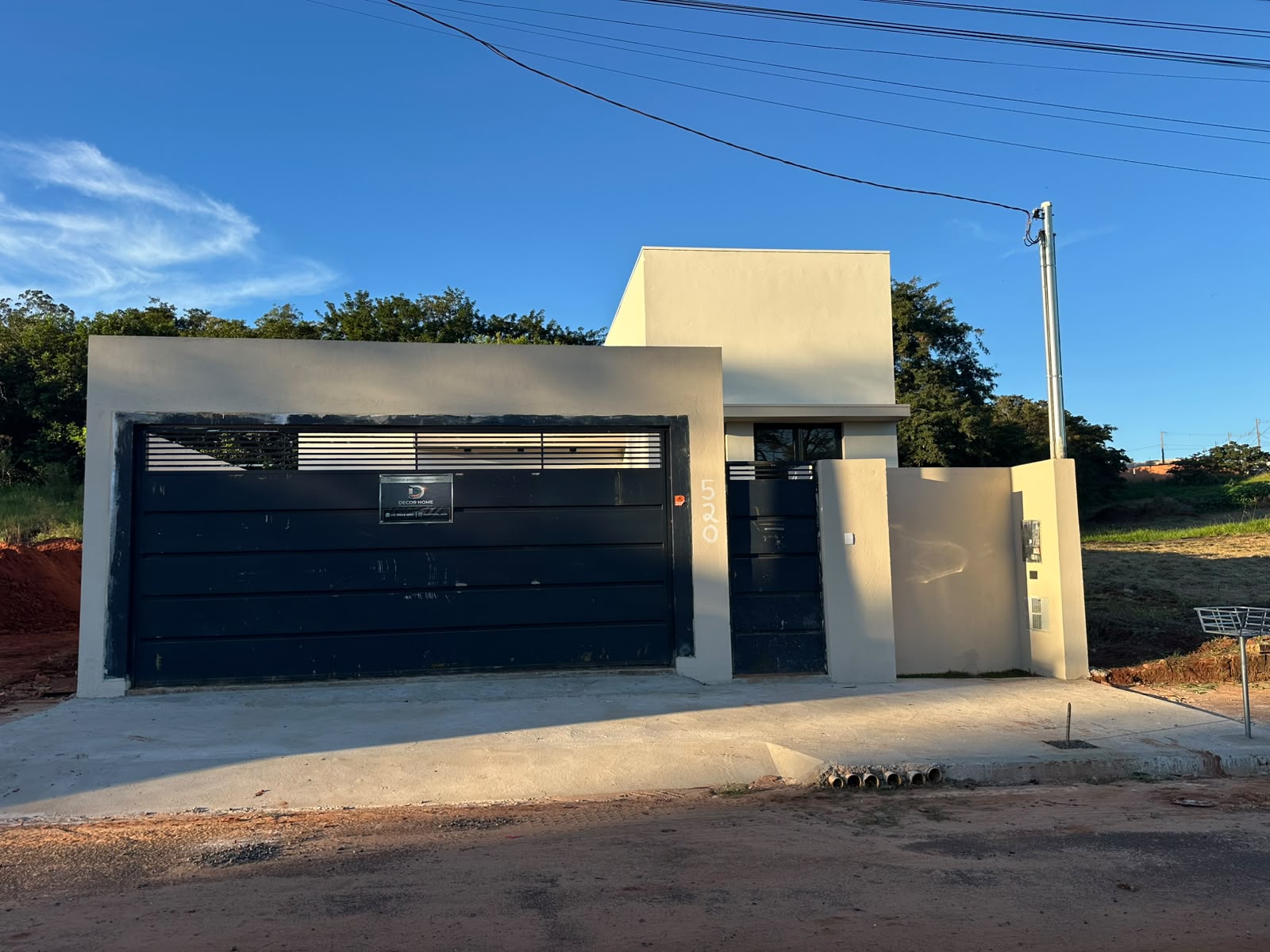 Fachada de casa térrea finalizada com portão preto