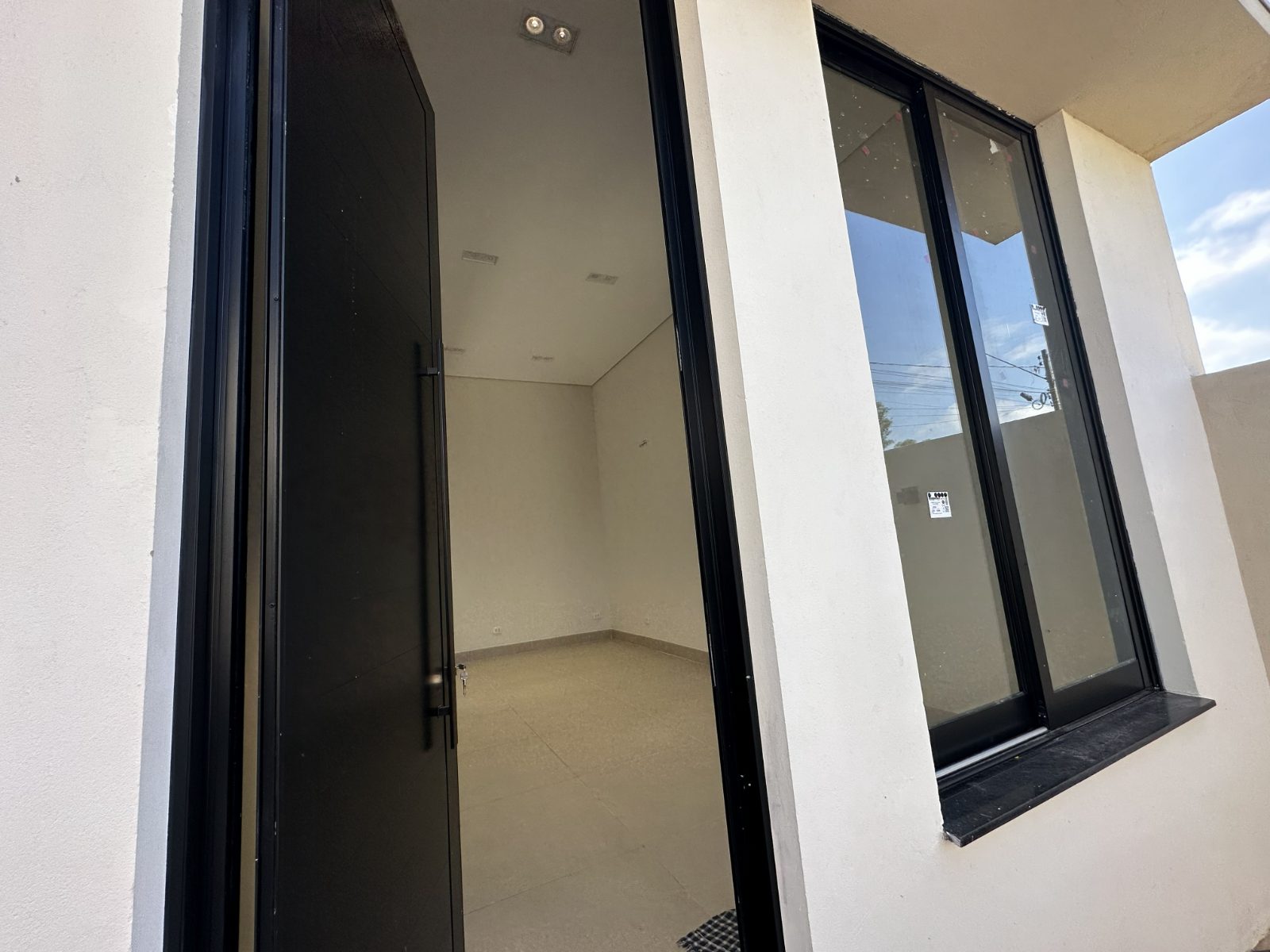Entrada com porta pivotante preta