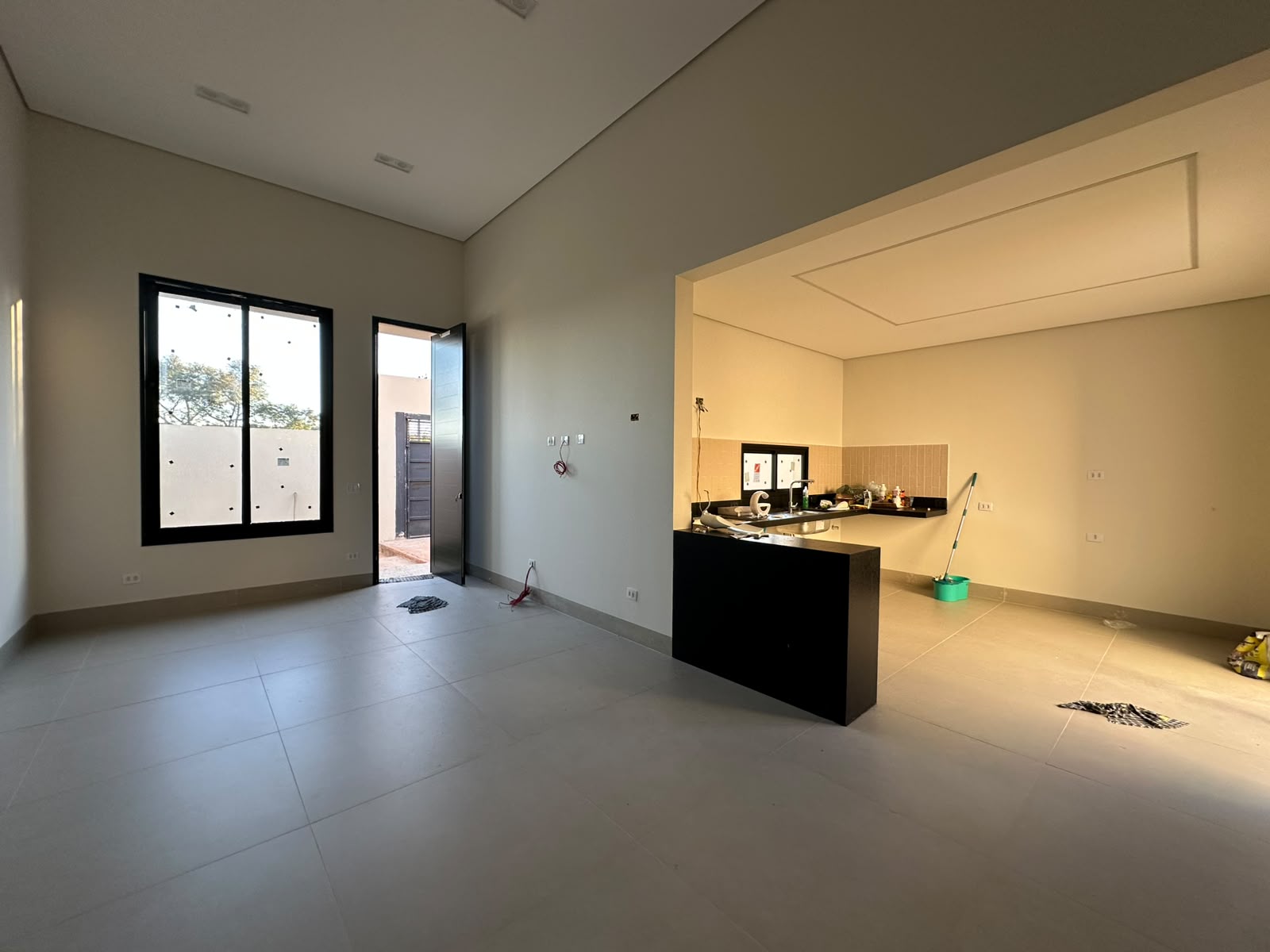 Sala integrada à cozinha com piso em porcelanato